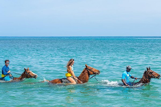 Cayman Airways restarts service to Montego Bay 